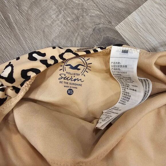 Hollister XS Leopard Print Ome pieceāSwimsuit Square neckline - Picture 4 of 5